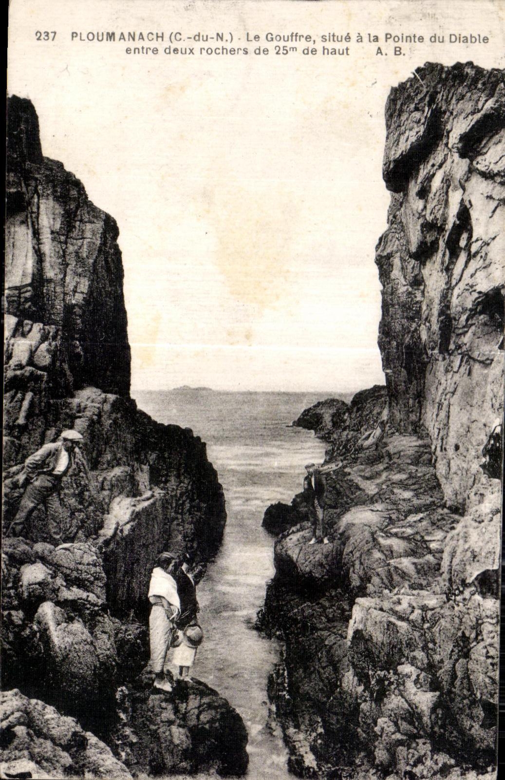 PLOUMANACH (C.-du-N.) — Le Gouffre situé à la Pointe du Diable entre deux rochers de 25m de haut — A. B. n°237