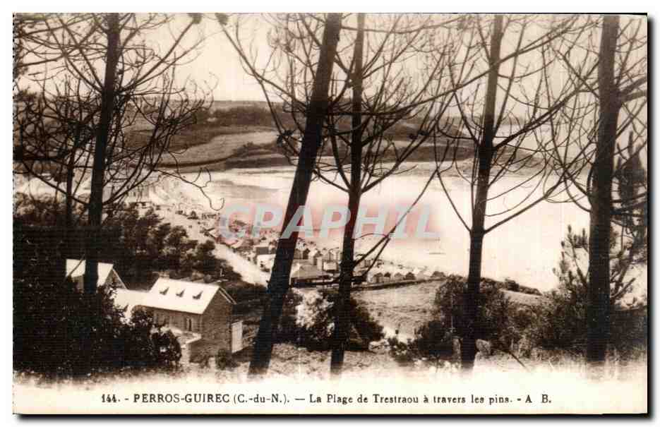 Perros-Guirec (C.-du-N.) — Ansicht der Trestraou-Strand durch die Kiefern — A. B.