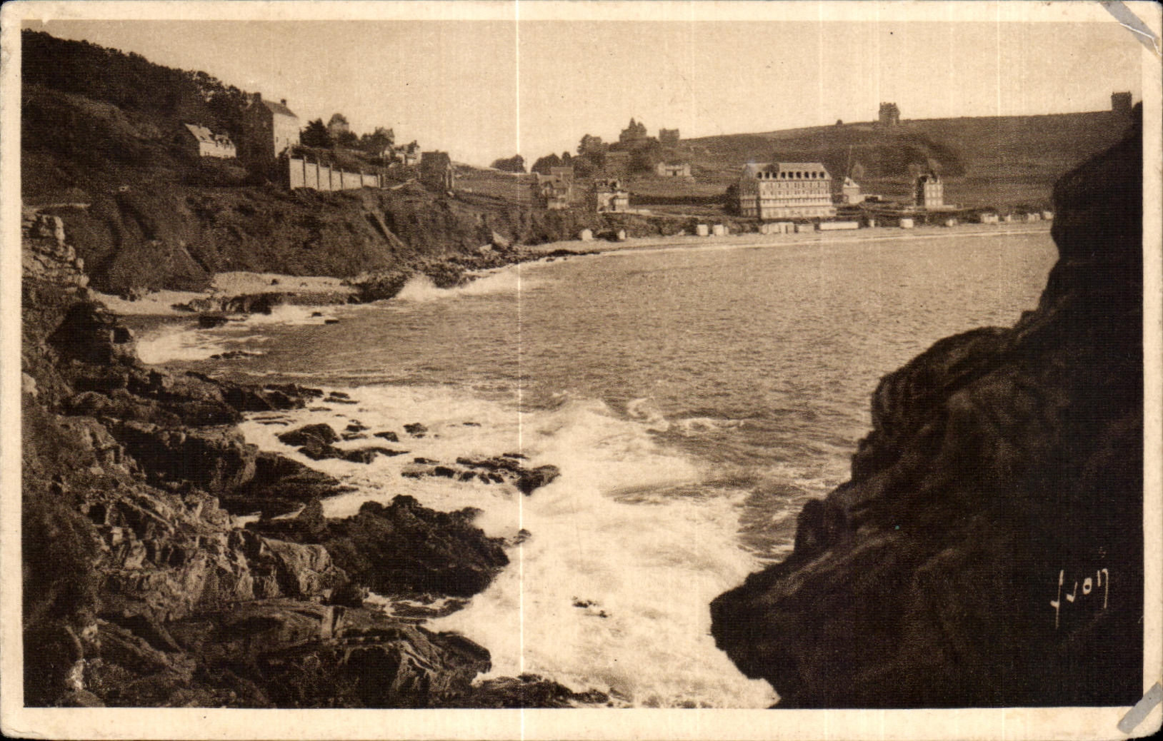 Trestignel — plage vue de la pointe du château — Les Éditions d'Art 'Yvon', Paris