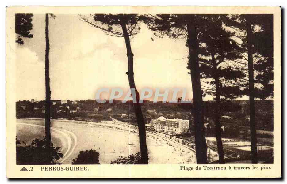 CPA Perros Guirec Plage de Trestraou a travers les pins