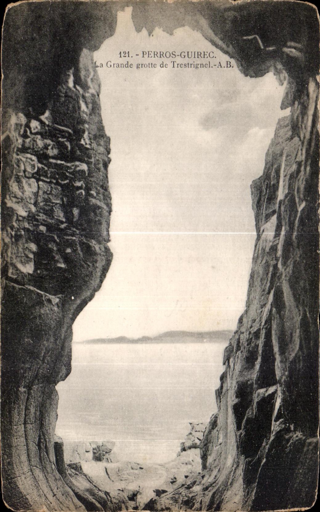 CPA Perros Guirec La Grande grotte de Trestrignel