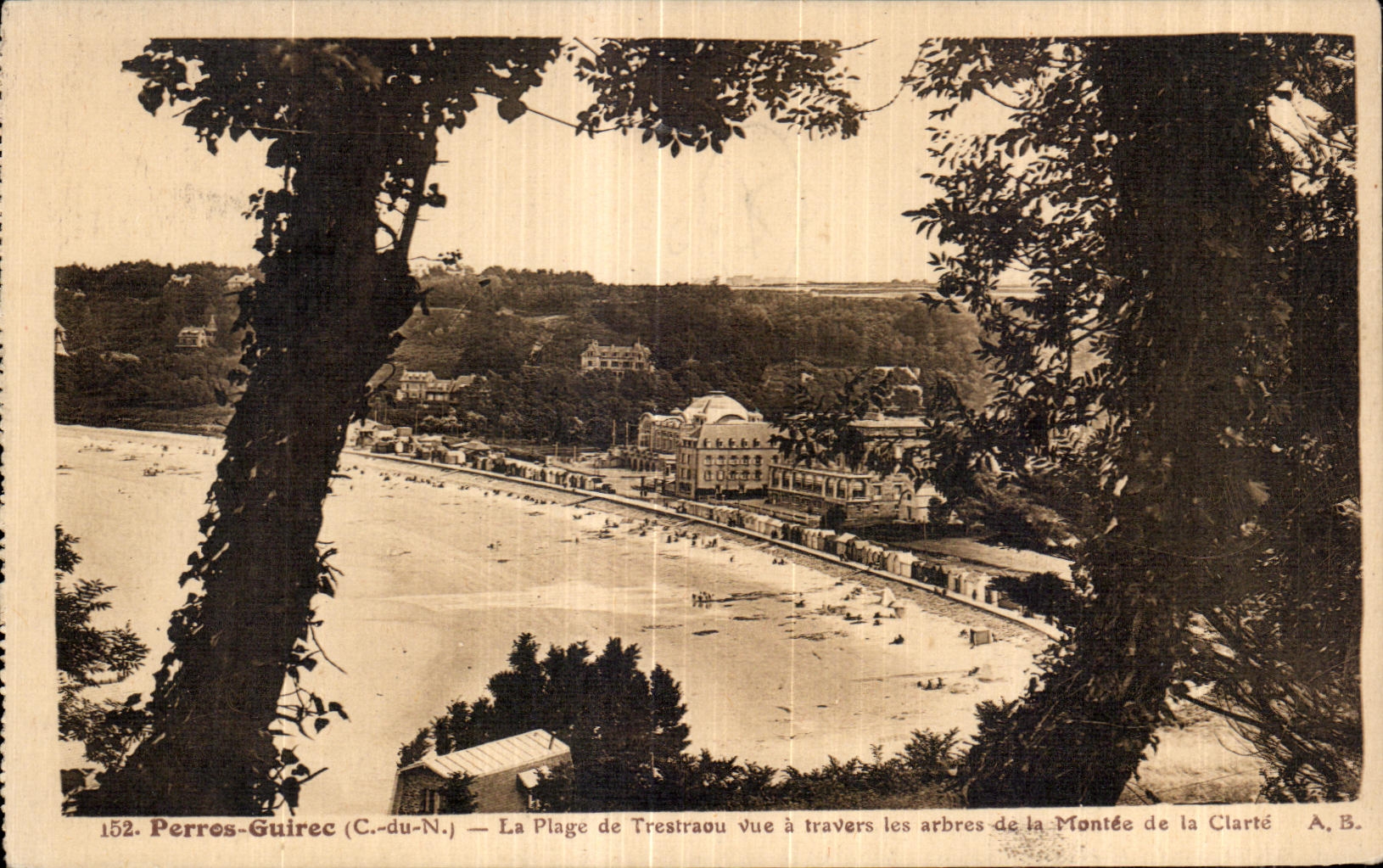CPA Perros Guirec La Plage de Trestraou Vue les arbres de la Montee de la Clarte