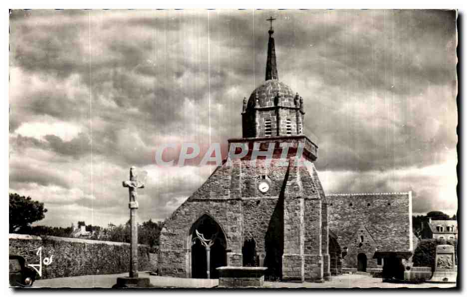 Perros-Guirec (Côtes-du-Nord) — L'église et sa tour à galerie et à dôme de 1608 en granit rose et son porche ogival — Édition d'Art JOSEPH Doaré