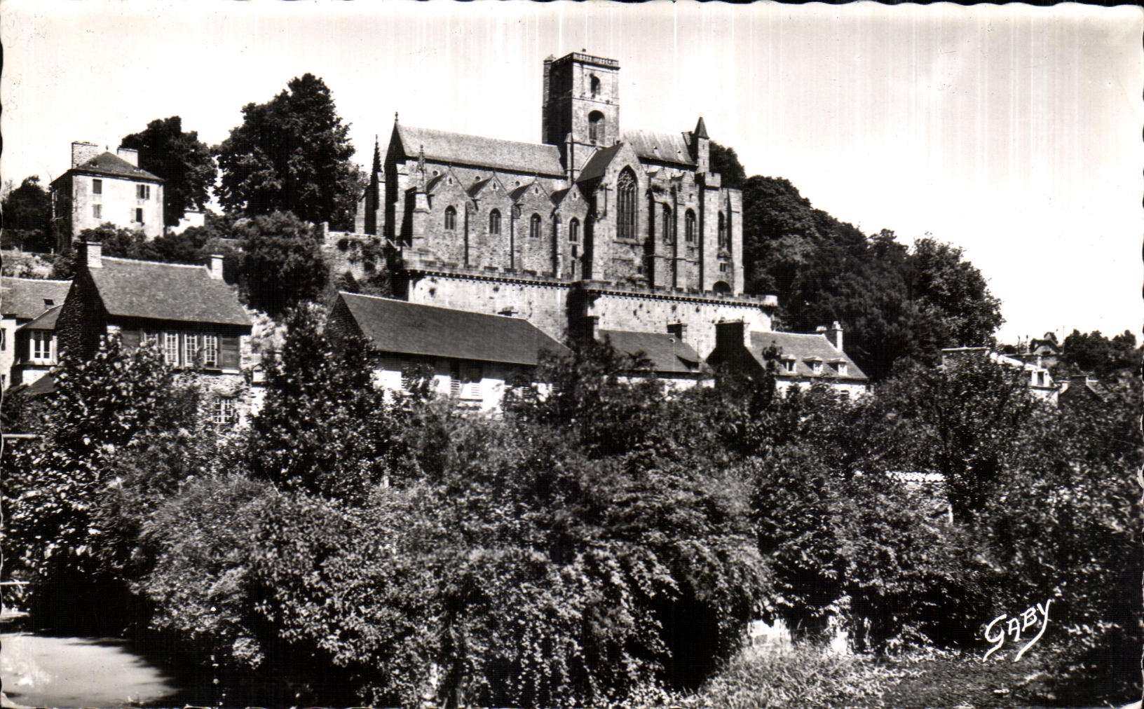 Lamballe (C.-du-N.) — Église Notre-Dame sur rocher à pic — Éditions Gaby