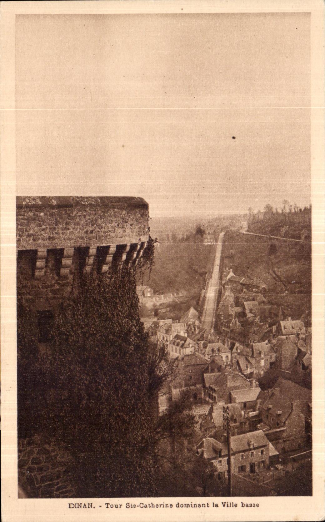 Dinan - Tour Ste-Catherine dominant la Ville basse — Édition M. FAMERUN, Dinan, Série 1 N° 12