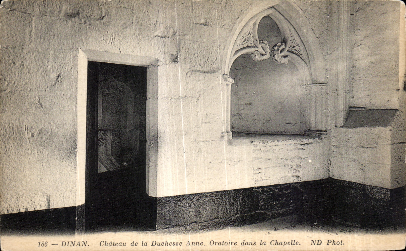 Dinan — Château de la Duchesse Anne. Oratoire dans la chapelle — ND Phot.