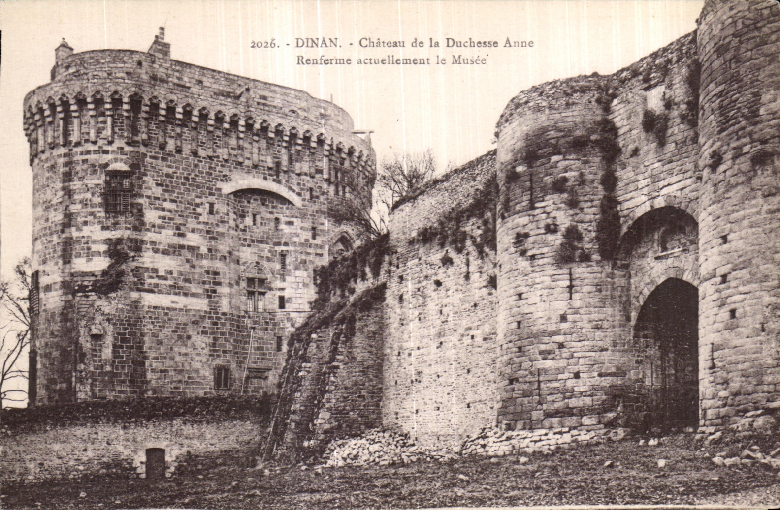 Dinan - Château de la Duchesse Anne — Renferme actuellement le Musée — éditeur Laurent-Nénes, n° 2026