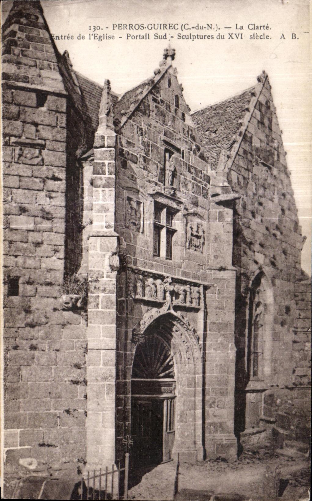 Perros-Guirec (C.-du-N.) — Entrée de l'église, portail sud, sculptures du XVIe siècle — A. B.