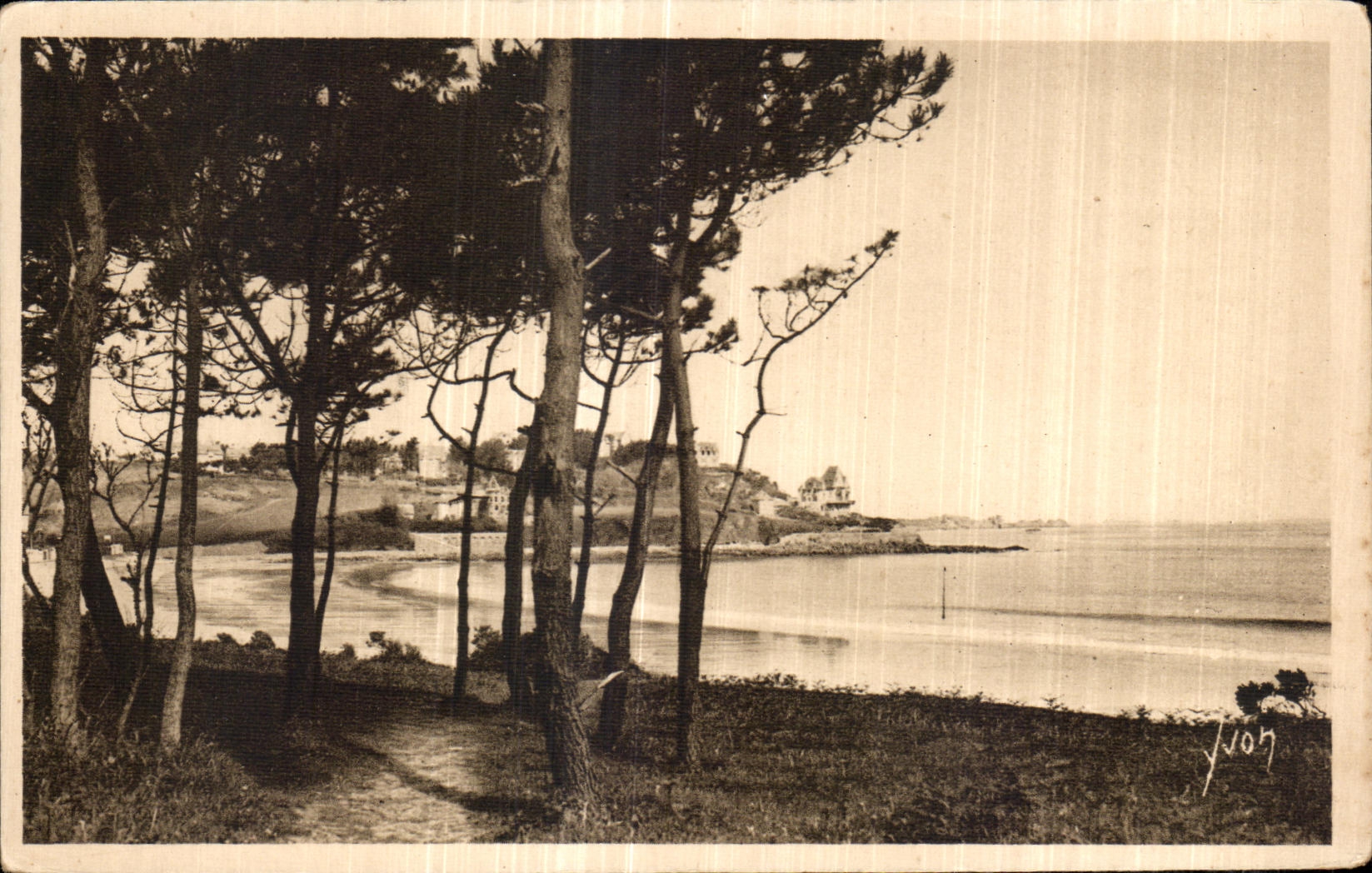 La Plage de Trestraou vue à travers les pins — Perros-Guirec (C.-du-N.) — Éditions d'Art Yvon, Paris