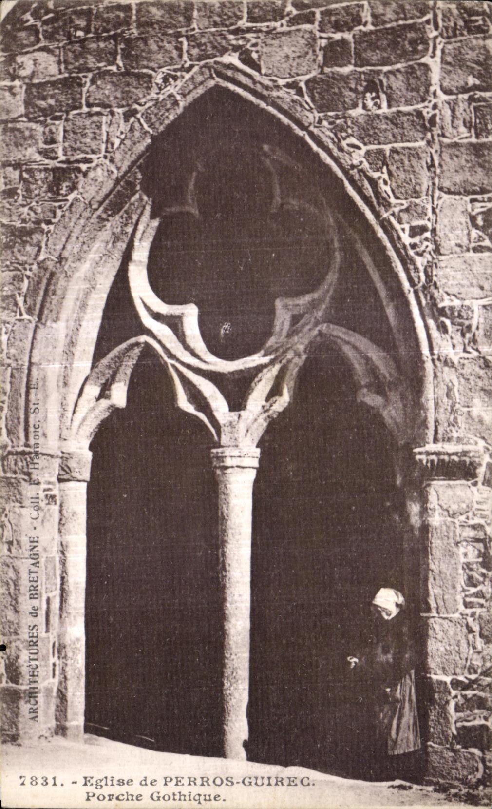 CPA Eglise de Perros Guirec Porche Gothique