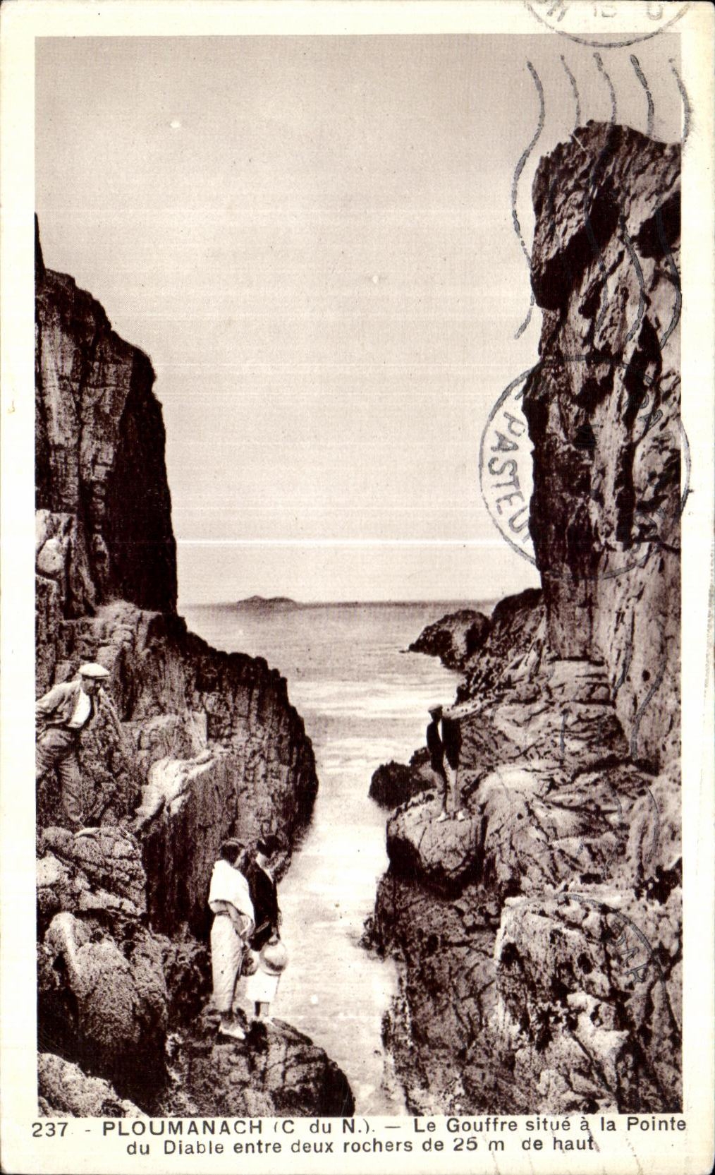 Ploumanach (C du N.) — Le Gouffre du Diable entre deux rochers de 25 m de haut — Édition T. Ikonn, n° 237
