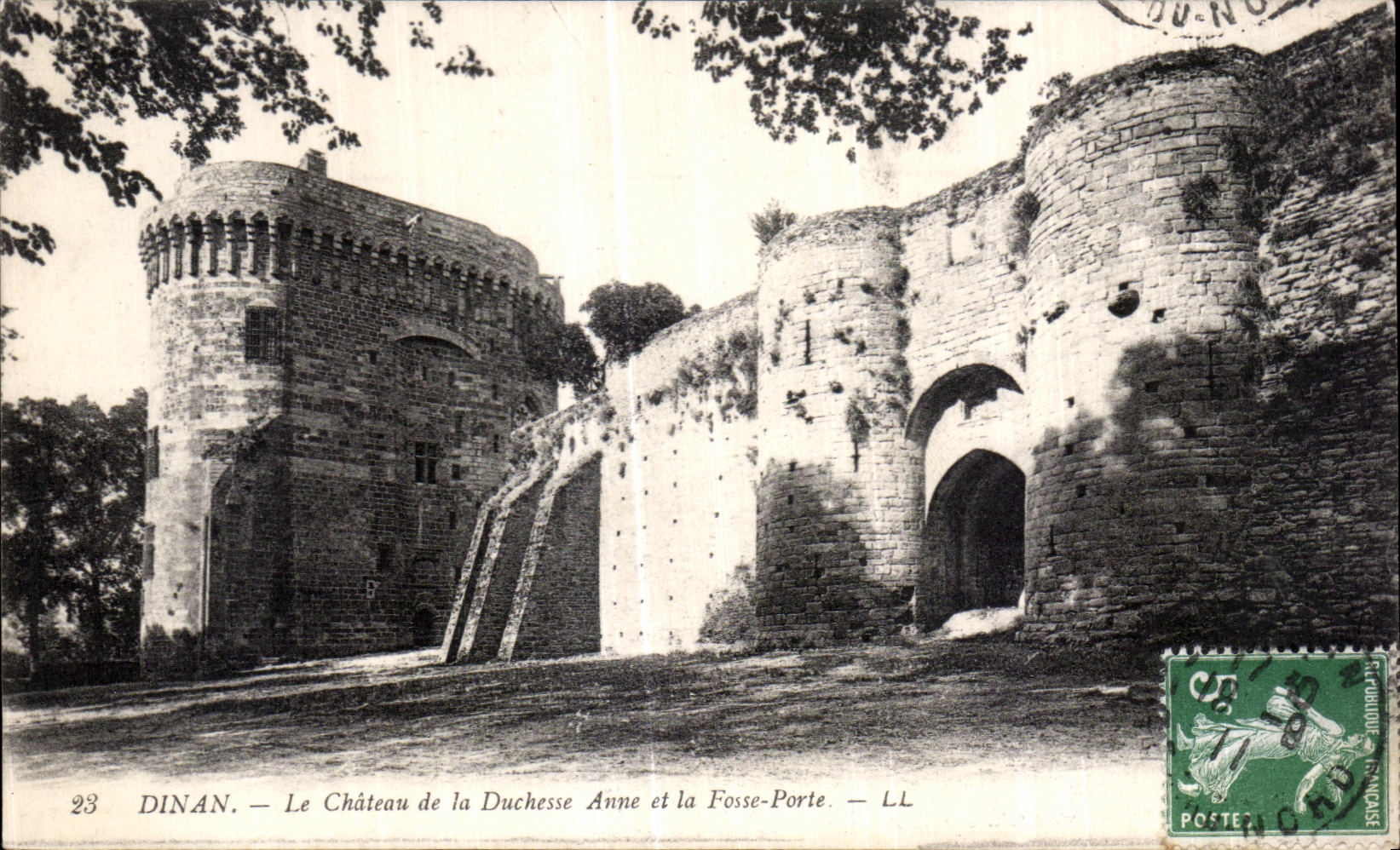 CPA Dinan Chateau de la Duchesse Anne et la Fosse Port