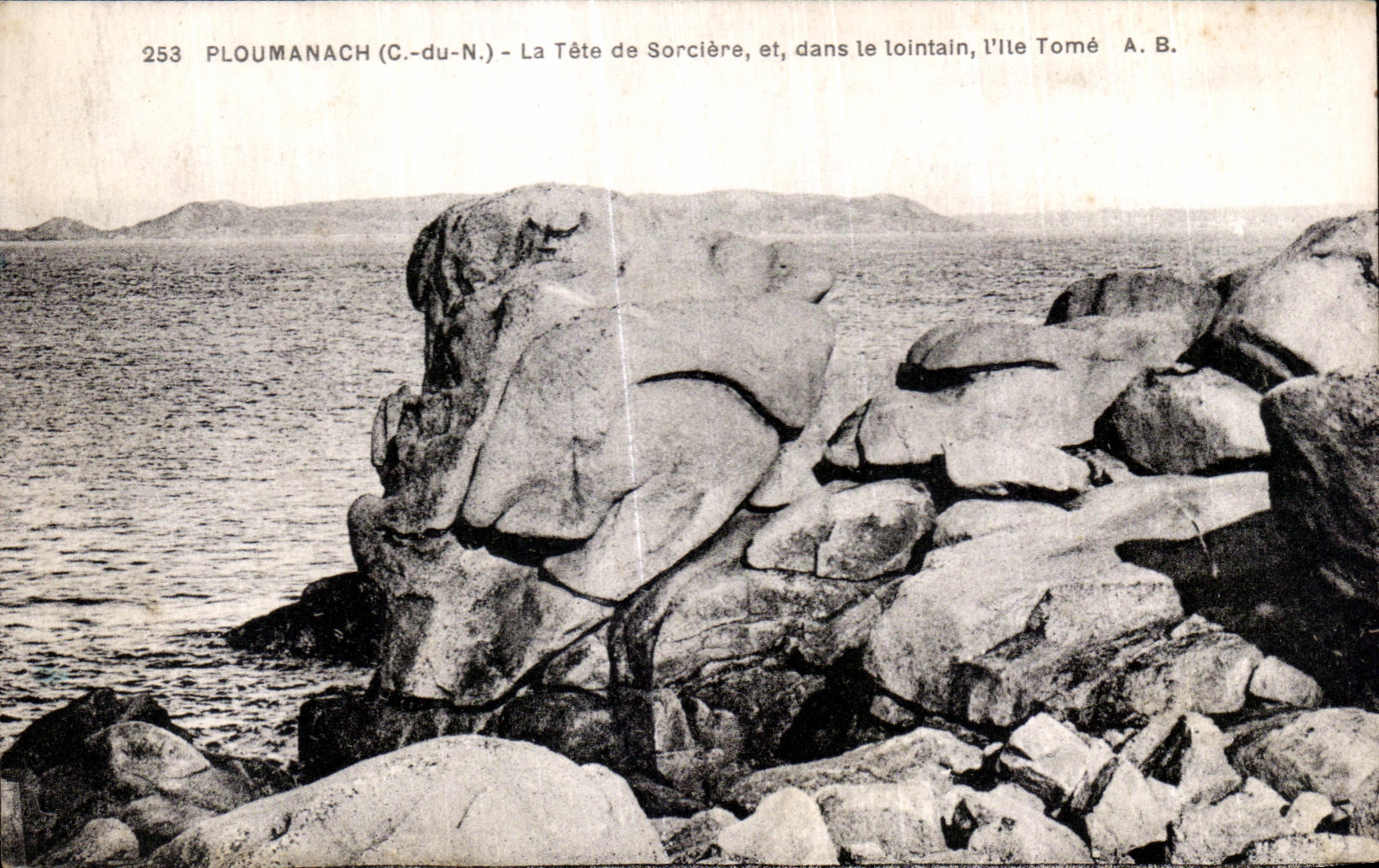 PLOUMANACH (C.-du-N.) — La Tête de Sorcière et, dans le lointain, l'Île Tomé — Phototype A. Bruel, Angers, n°253