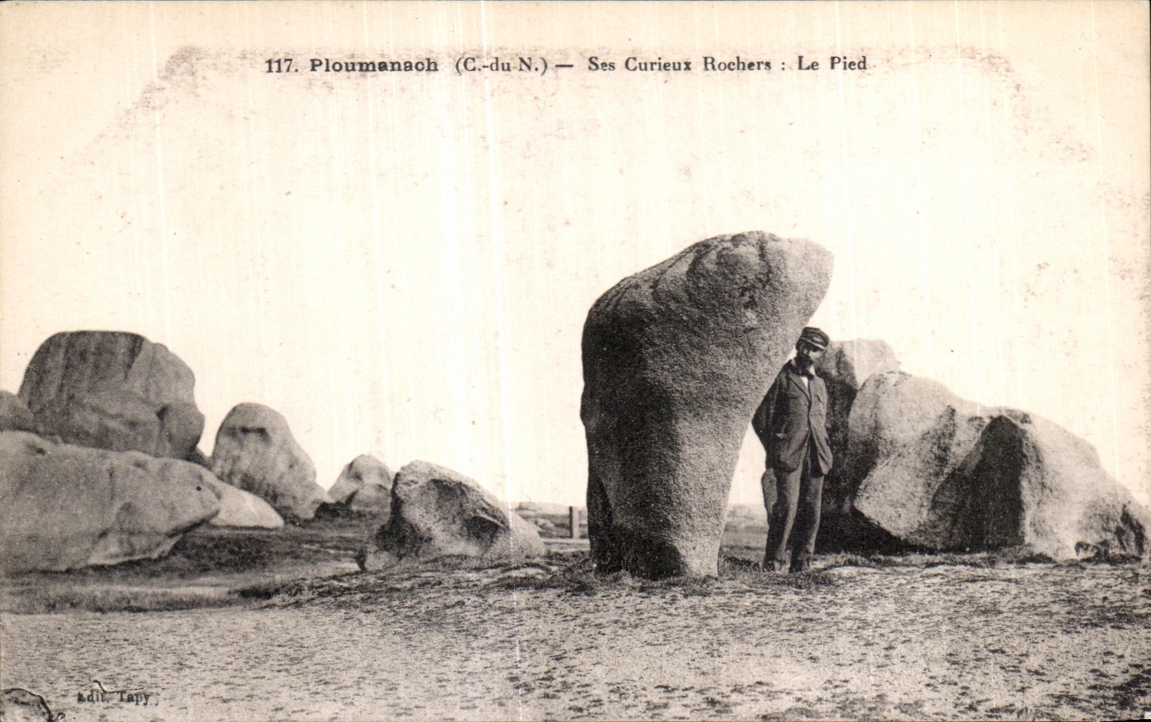 Ploumanach (C.-du-N.) — Ses Curieux Rochers : Le Pied — Éditeur Tapy, n° 117