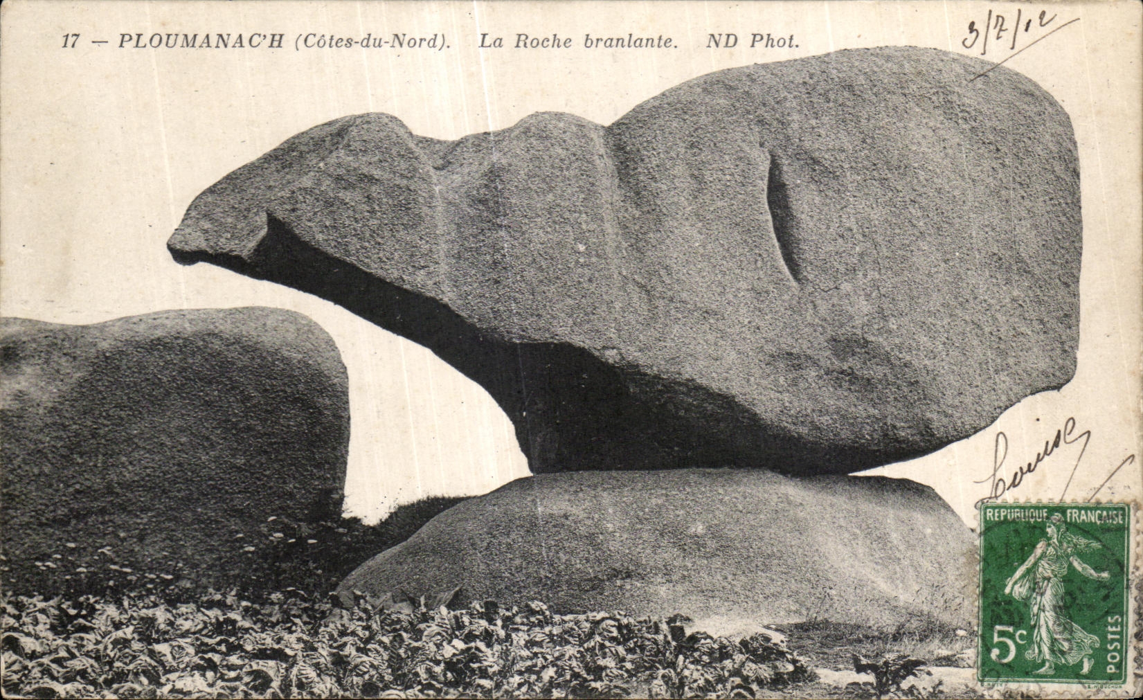PLOUMANAC'H (Côtes-du-Nord) — La Roche branlante — ND Phot.