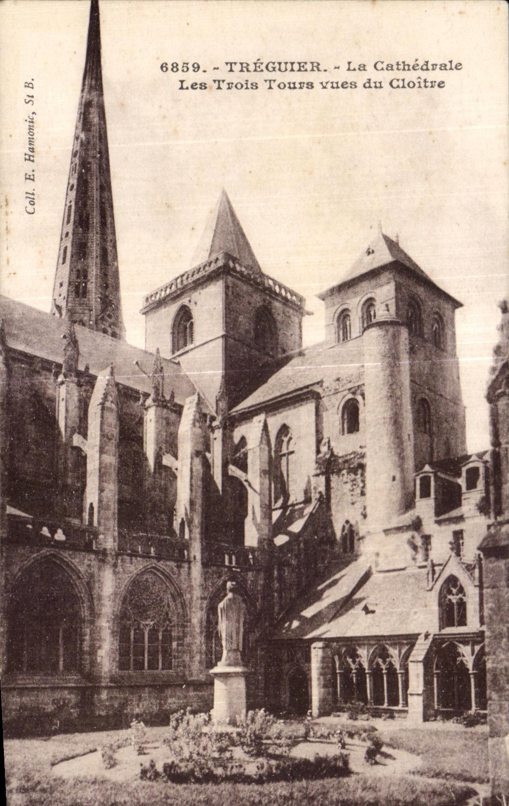 CPA Treguier La Cathedrale Les trois tours vues du cloitre