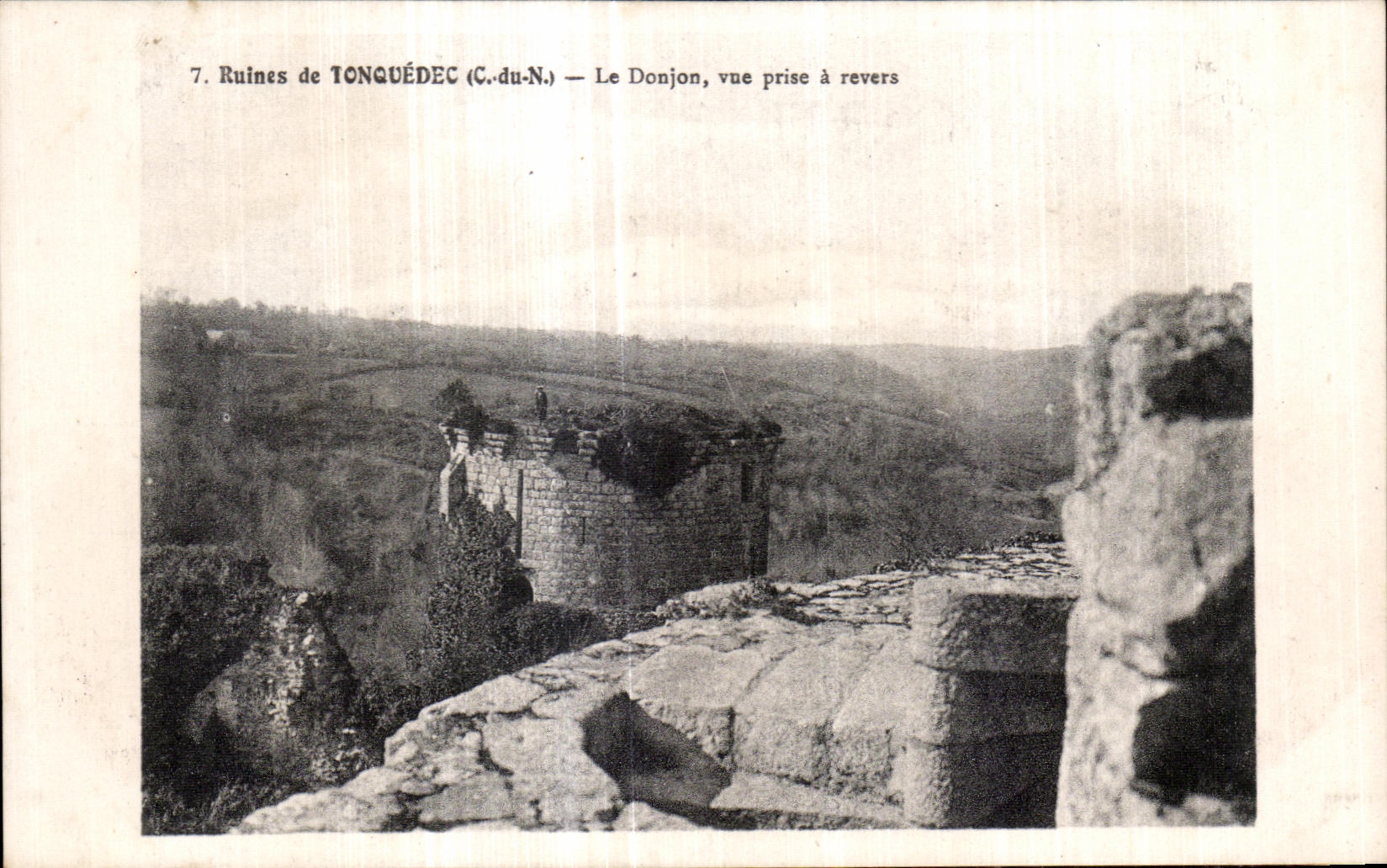 CPA Ruines de Tonquedec Le Donjon vue prise a revers