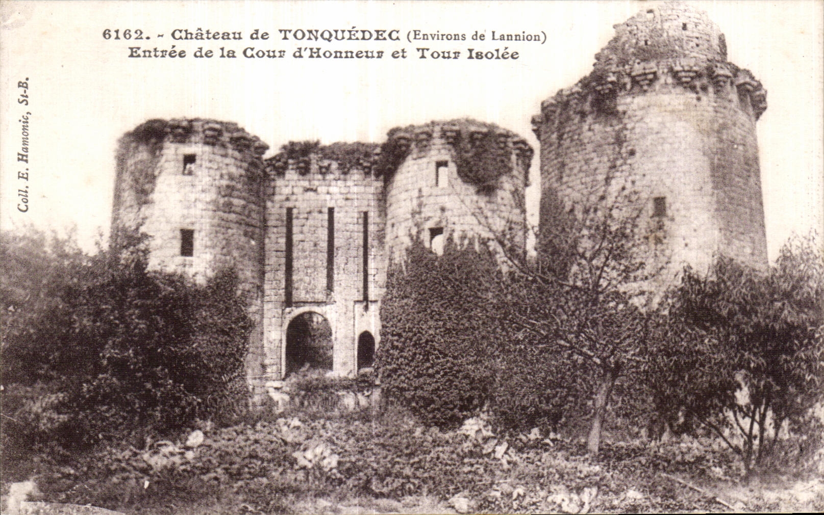 CPA Chateau de Tonquedec Vue genevale des Ruines Tonquedec Entree de la Cour d Honneur et Tour Isolee