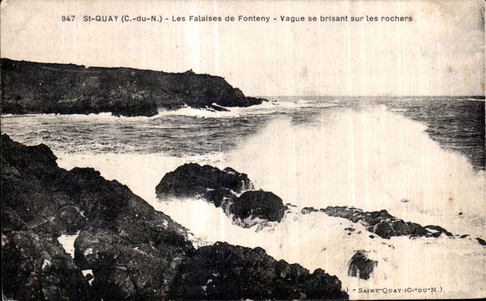 Saint-Quay (C.-du-N.) — De Kliffen van Fonteny — Golvend water dat op de rotsen breekt