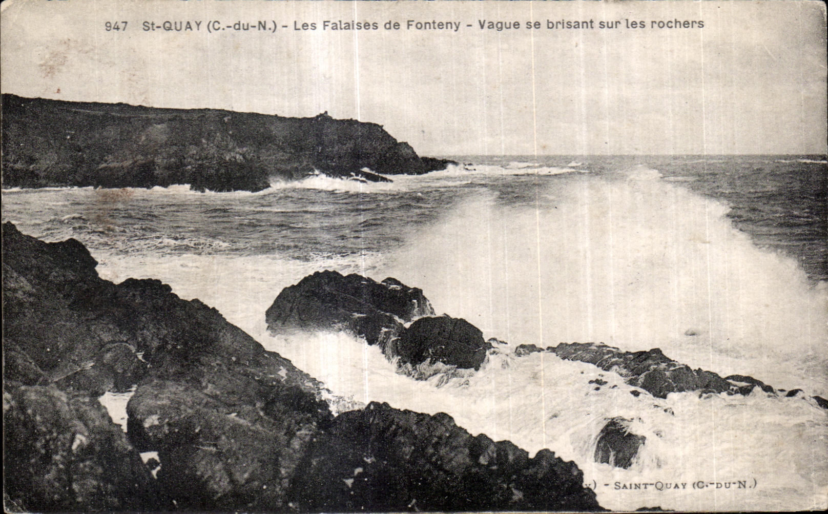 Saint-Quay (C.-du-N.) — Les Falaises de Fonteny — Vague se brisant sur les rochers — n° 947