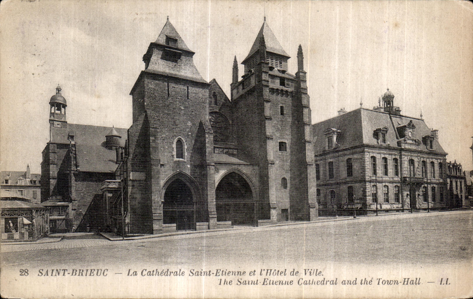 Saint-Brieuc — La Cathédrale Saint-Étienne et l'Hôtel de Ville — I.L.