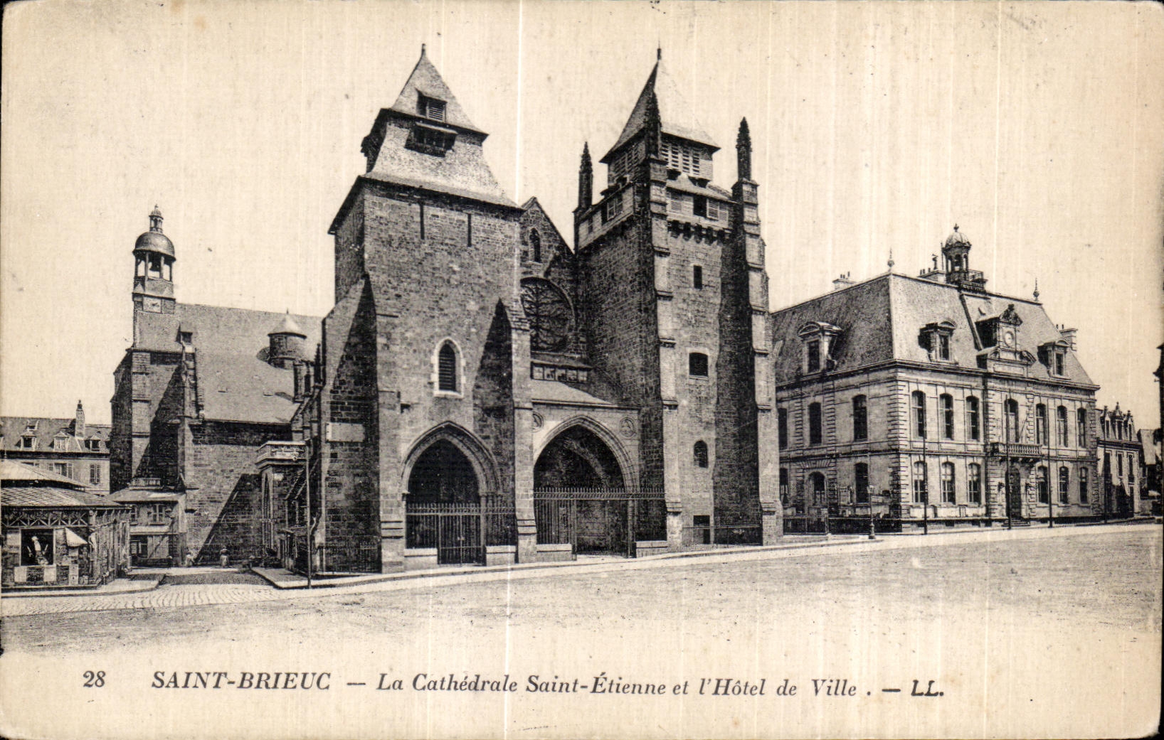 CPA Saint Brieuc La Cathedrale Saint Etienne et L Hotel de Ville
