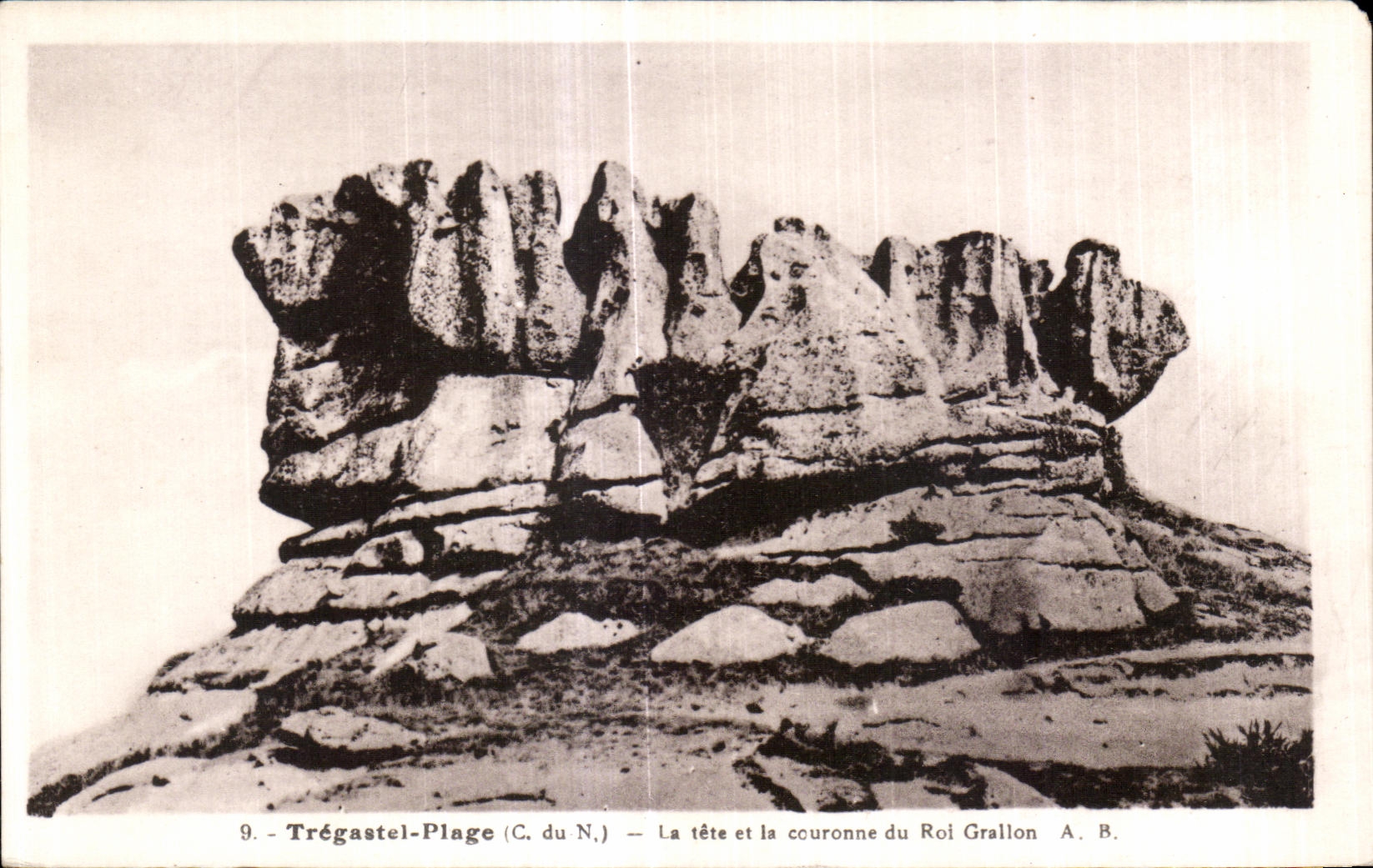 Trégastel-Plage (C. du N.) — La tête et la couronne du Roi Grallon — A. B.