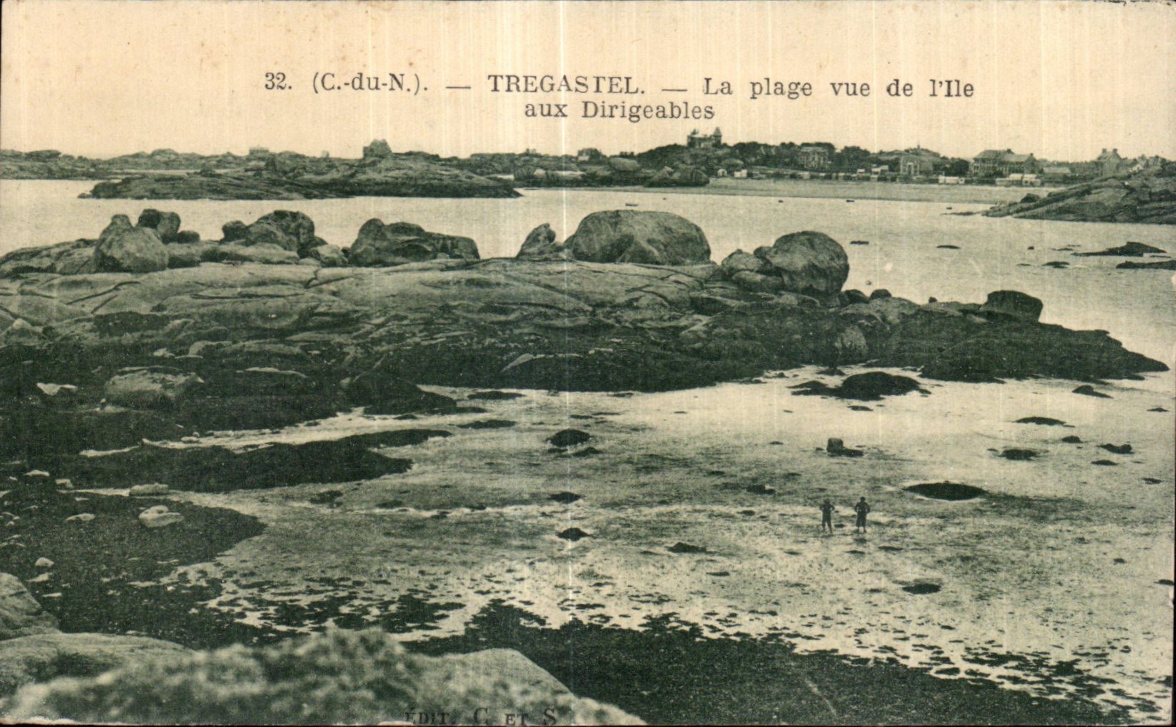 TREGASTEL — La plage vue de l'Île aux Dirigeables