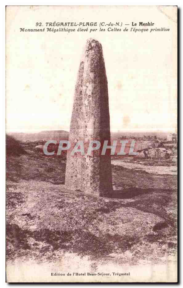 CPA Tregastel Plage Le Menhir Monument Megalithique eleve par les Celtes de I epoque primitive