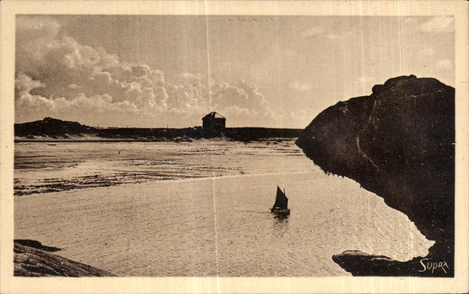 Trégastel (Côte du Nord) — La grève Blanche vue du sentier Dousnier — Supra