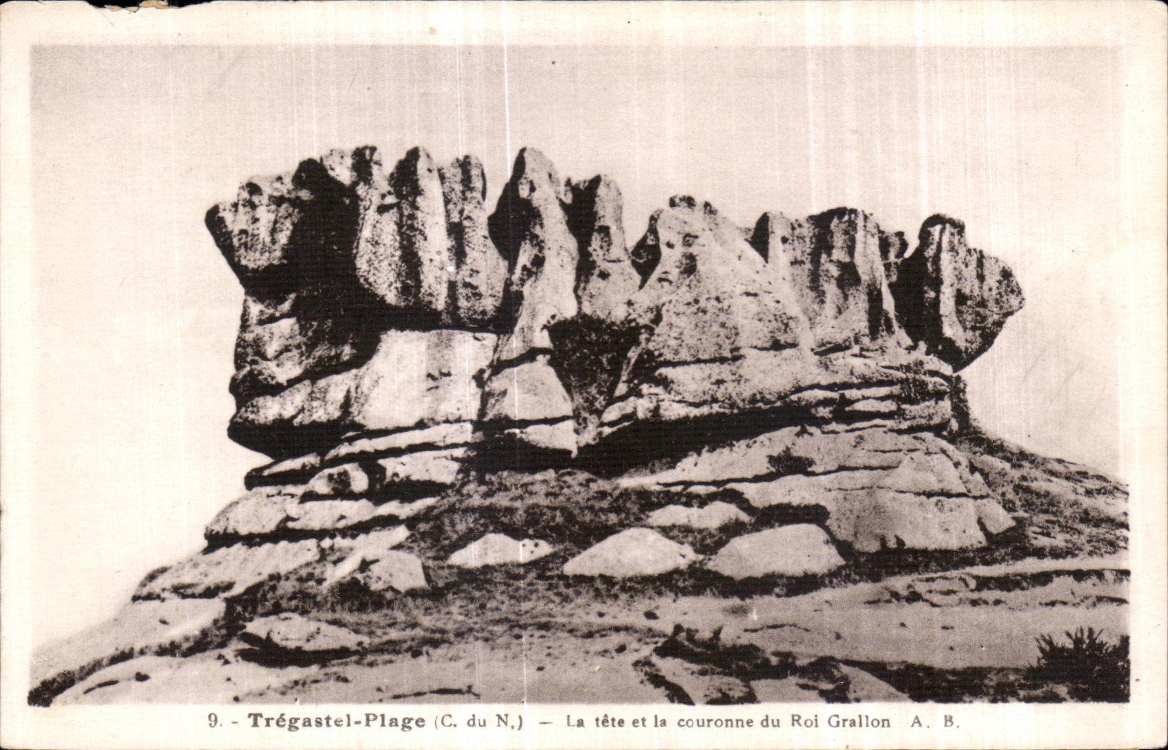 Trégastel-Plage (C. du N.) — La tête et la couronne du Roi Grallon — A. B.