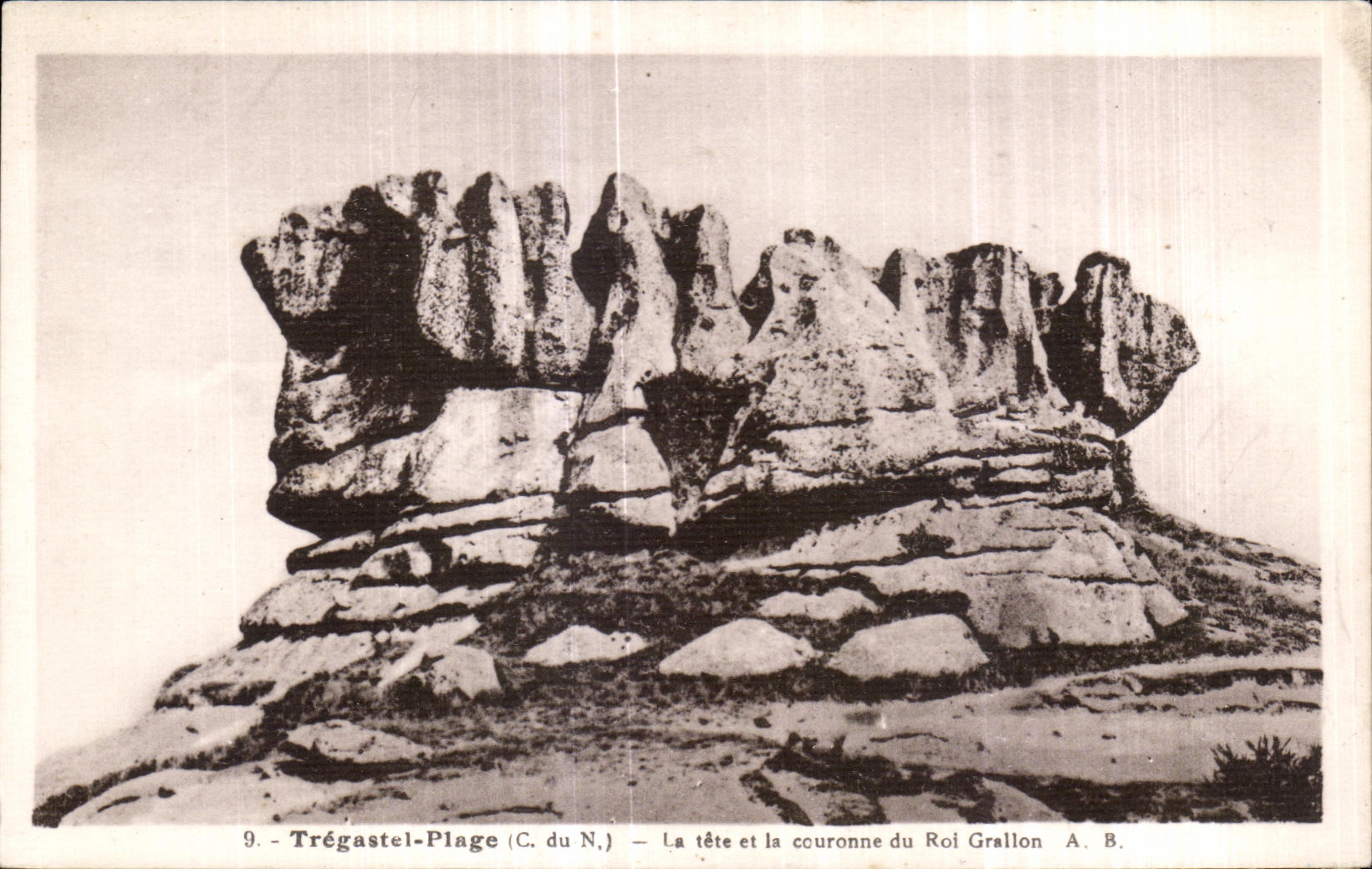 Trégastel-Plage (C. du N.) — La tête et la couronne du Roi Grallon — A. B.