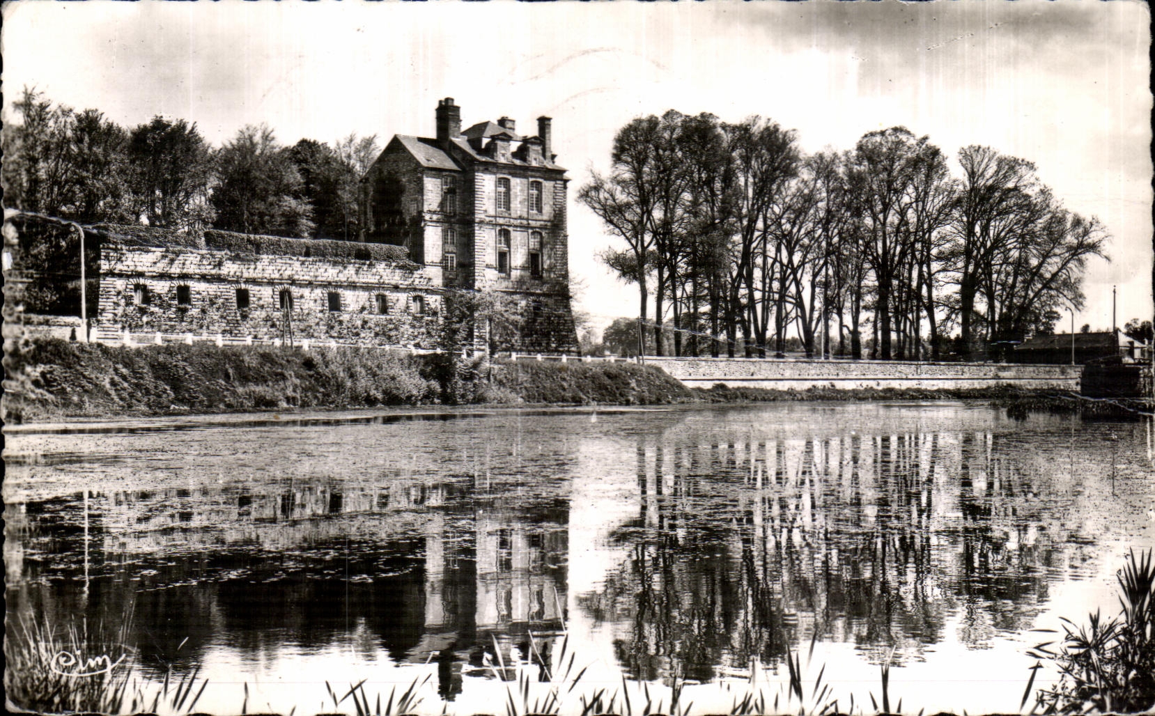 CPA Quintin L Etang et le Vieux Chateau