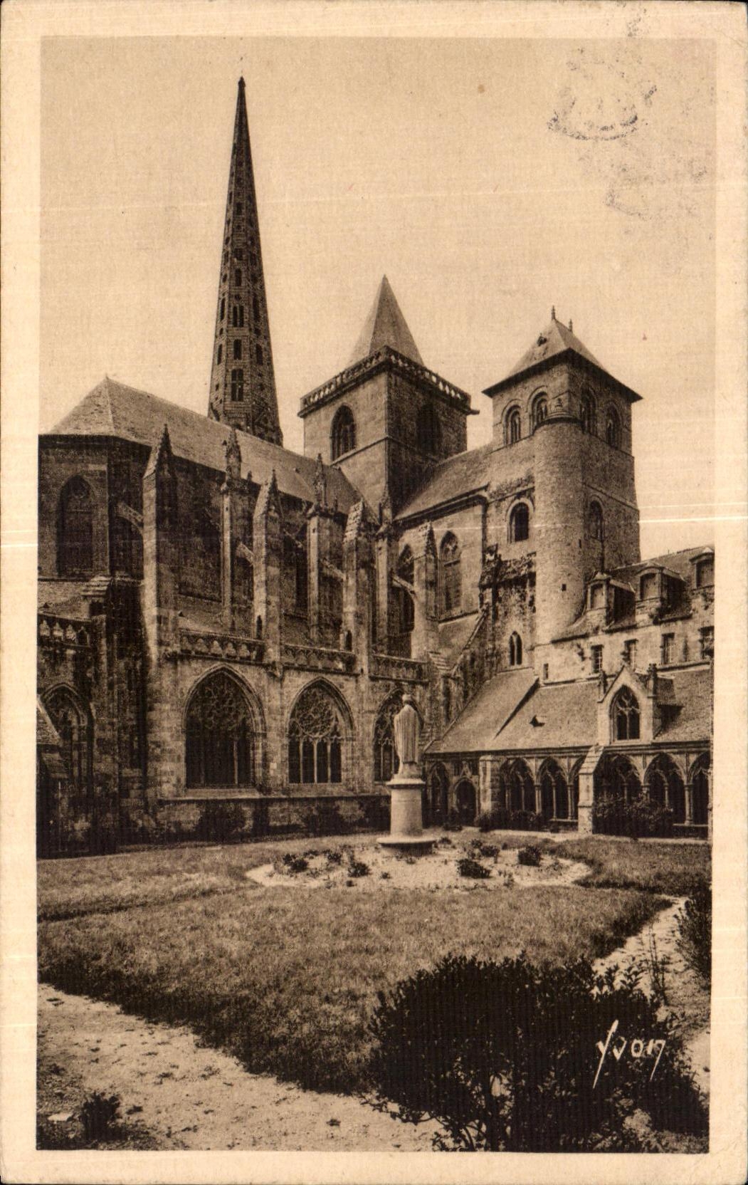 Treguier (Côtes-du-Nord) — Abside de la cathédrale, tour d'Flaguigné et le cloître — Les Éditions d'Art Vichy