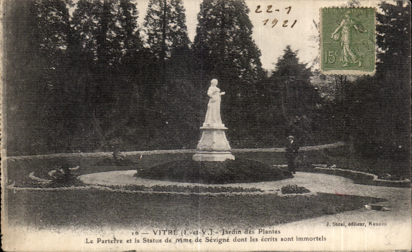 VITRE (Ille-et-Vilaine) — Jardin des Plantes — Statue de Mme de Sévigné