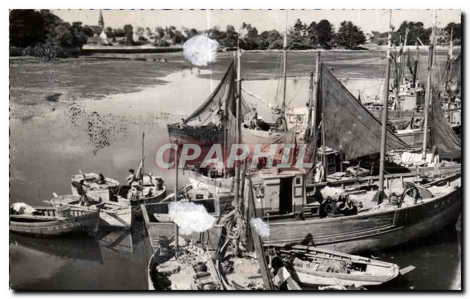 CPA Loctudy Un Coin du port a maree basse Bateau de peche