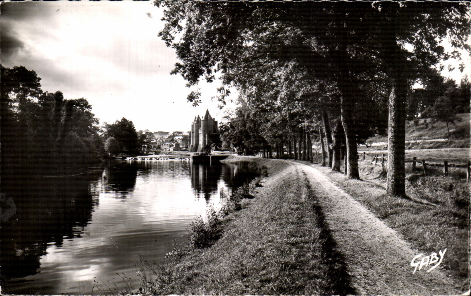 Josselin (Morbihan) — La Rivière l'Oust et le Château — Gaby