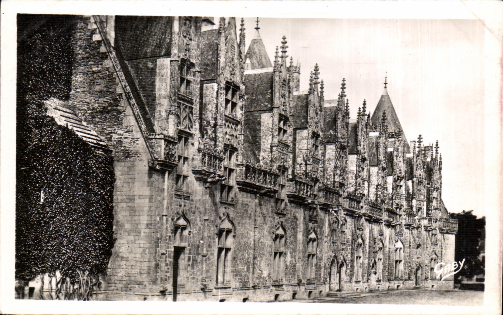 Josselin (Morbihan) — Vue perspective de la Façade du Château (côté du Parc) — Éditions Caby