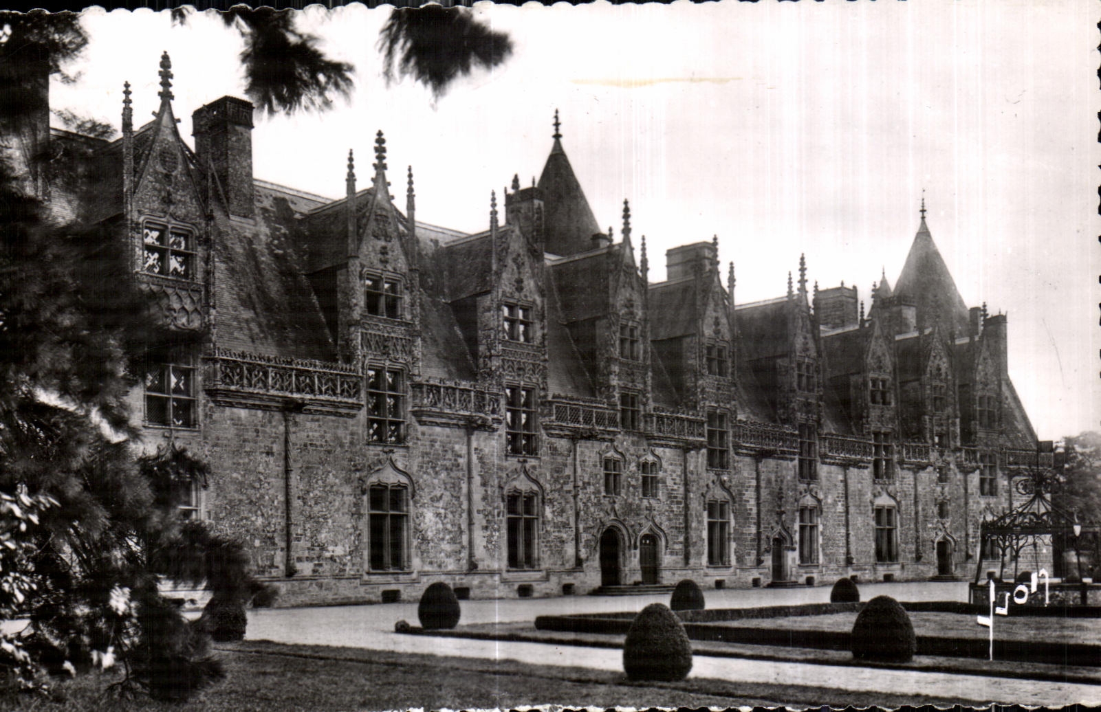 Josselin (Morbihan) — Façade intérieure du Château (1490-1505) donnant sur la Cour d'Honneur — Les Editions d'Art