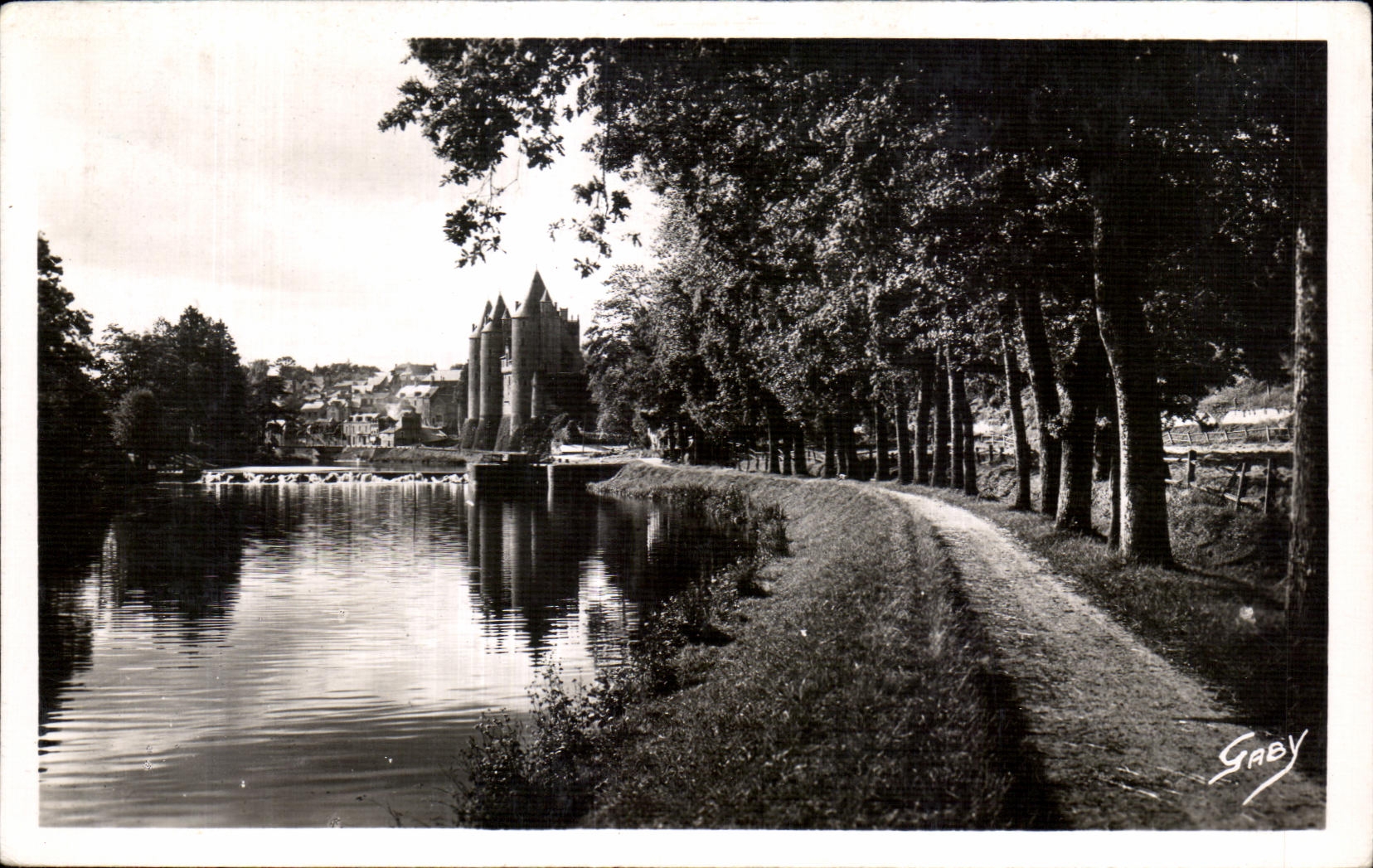 Josselin (Morbihan) — La rivière l'Oust, le chemin de halage et le magnifique Château — Éditions Gaby