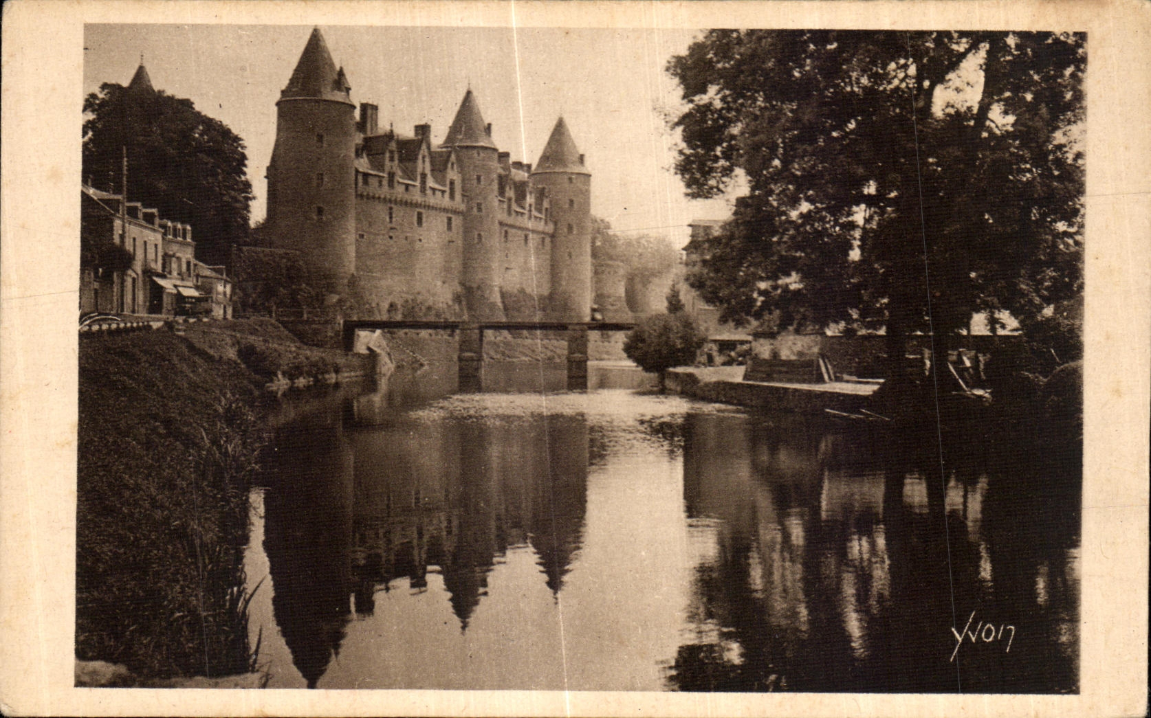 Château de Josselin — Façade occidentale reflétée dans l'Oust — Éditions d'Art Yvon, Rue de Bretagne, Morbihan