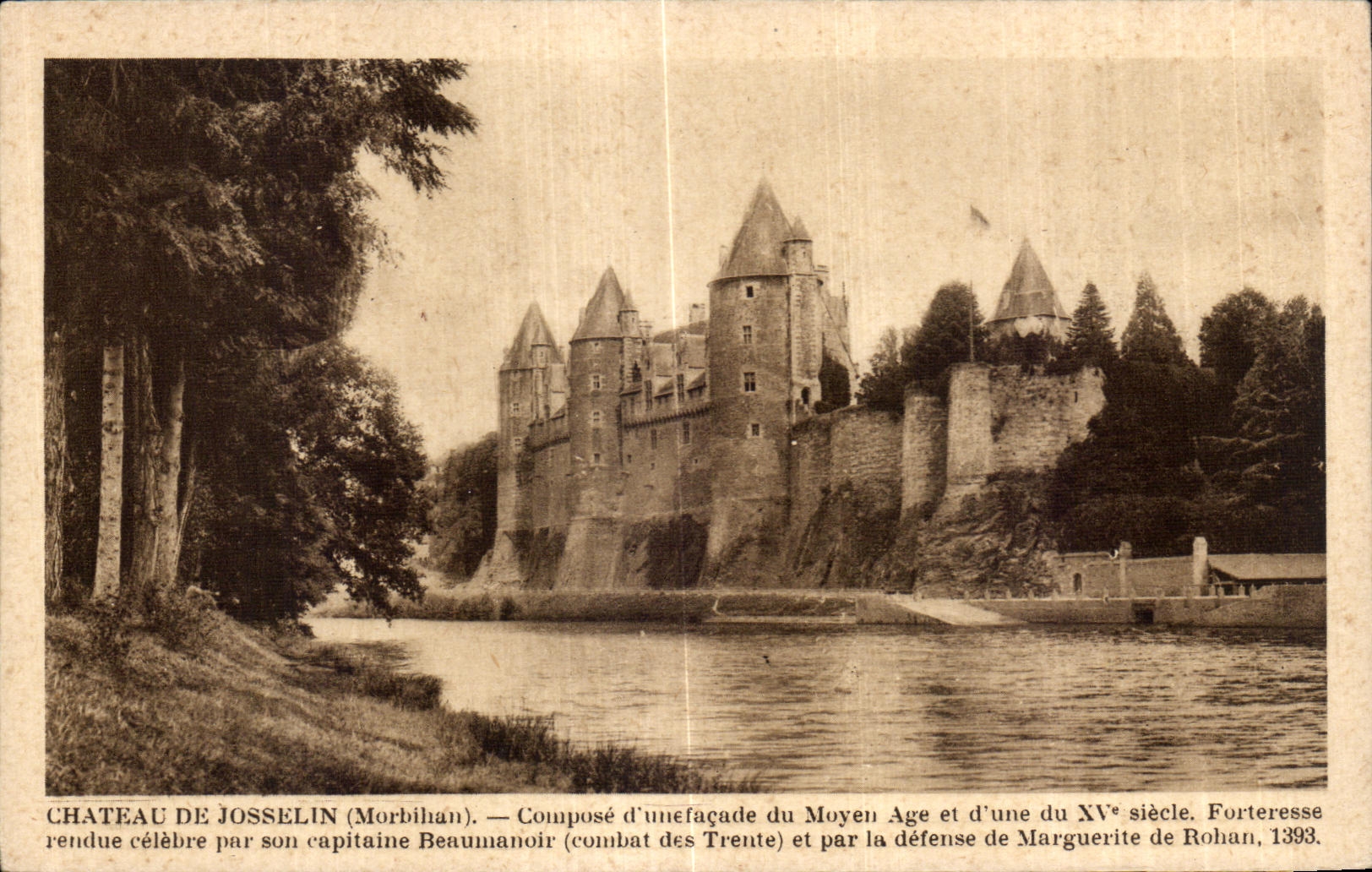 Château de Josselin (Morbihan) — Composé d'une façade du Moyen Âge et d'une du XVᵉ siècle. Forteresse rendue célèbre par son capitaine Beaumanoir (combat des Trente) et par la défense de Marguerite de Rohan, 1393.