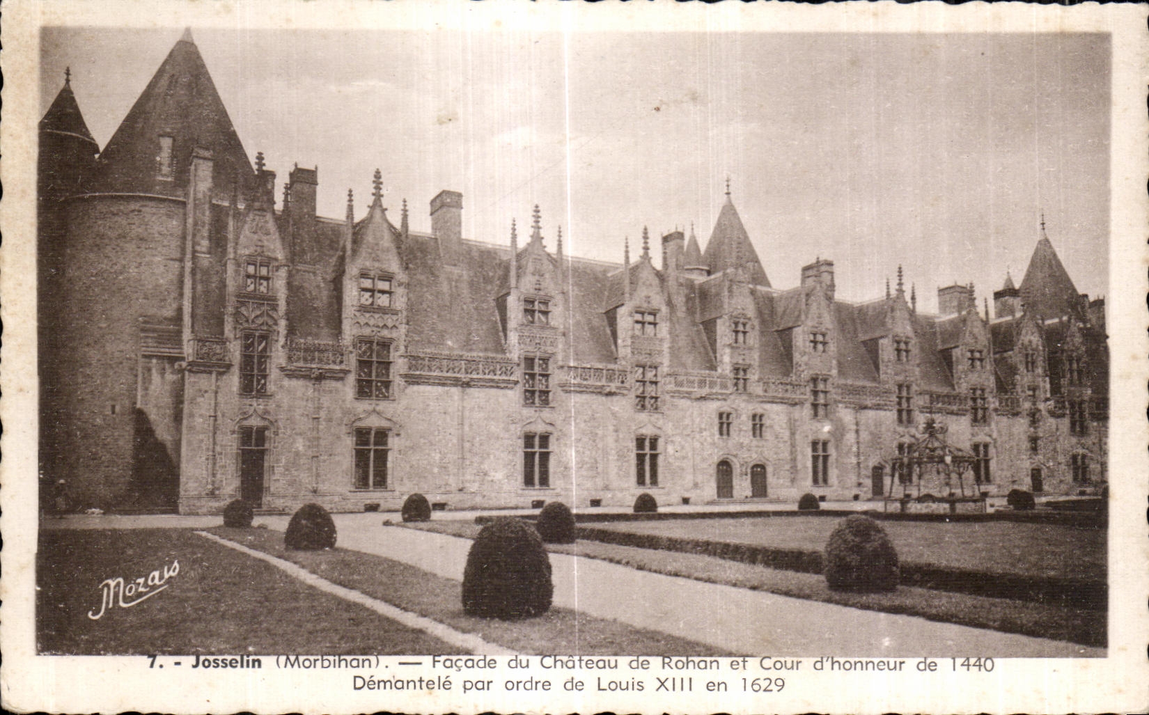 Josselin (Morbihan) — Façade du Château de Rohan et Cour d'honneur de 1440 — Démantelé par ordre de Louis XIII en 1629 — J. Nozais