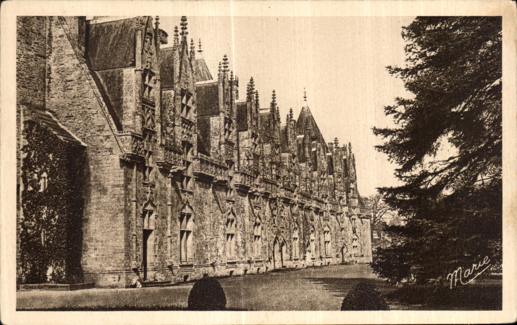 Château de Josselin — Façade intérieure reconstruite entre 1490 et 1510 par Jean II de Rohan — Éditions Marie, Pontivy