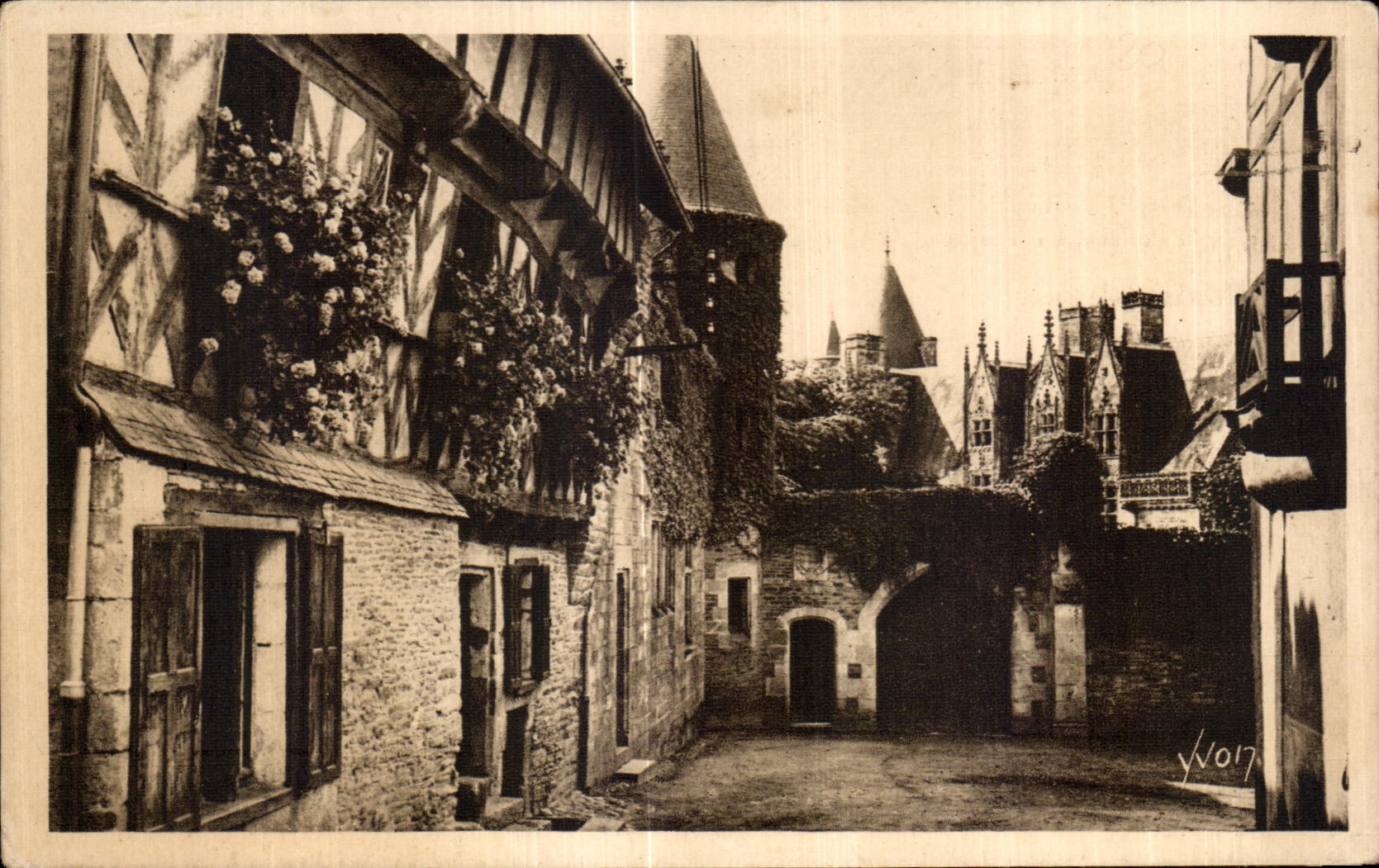 Josselin (Morbihan) — Vieille Maison (XVIe siècle) à l'angle des rues de Trente et du Château — Les Éditions d'Art YVON, Paris