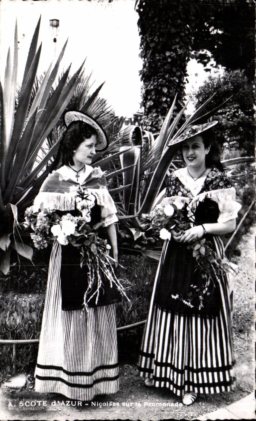 CPA Cote d Azur Nicoises sur le Promenade Folklore Costume