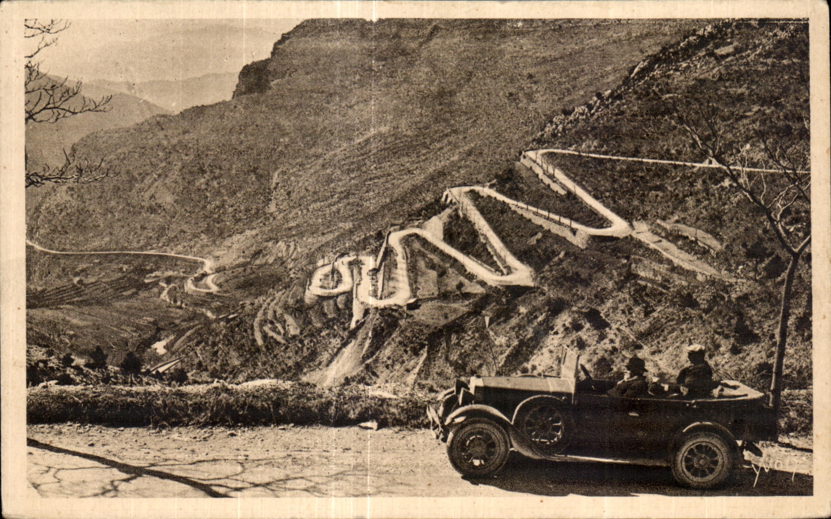 CPA Cote D Azur Route de Nice a Sospel Les Lacets du Col de Braus Automobile