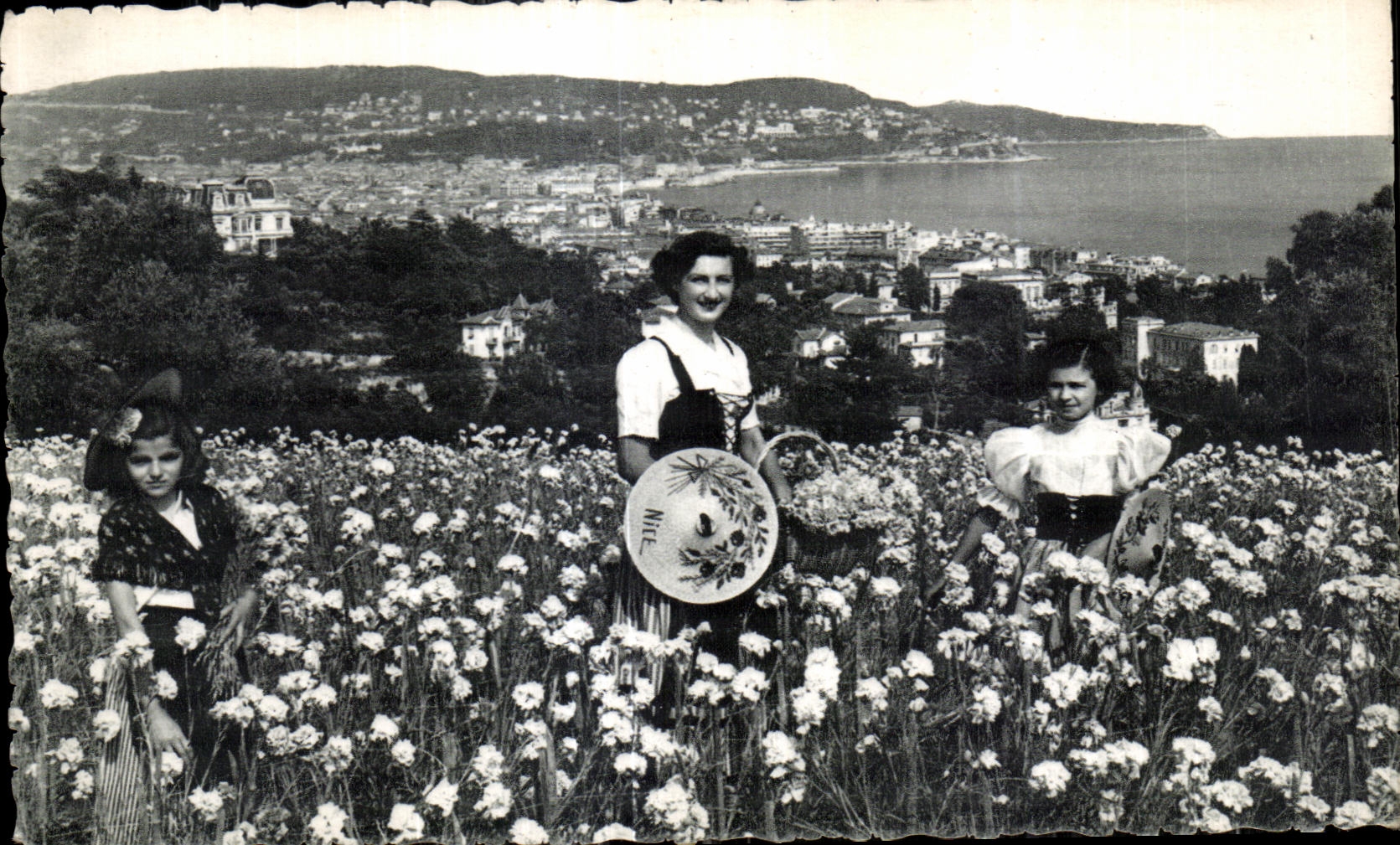CPA Nice La cueillette des oeillets Folklore Costume
