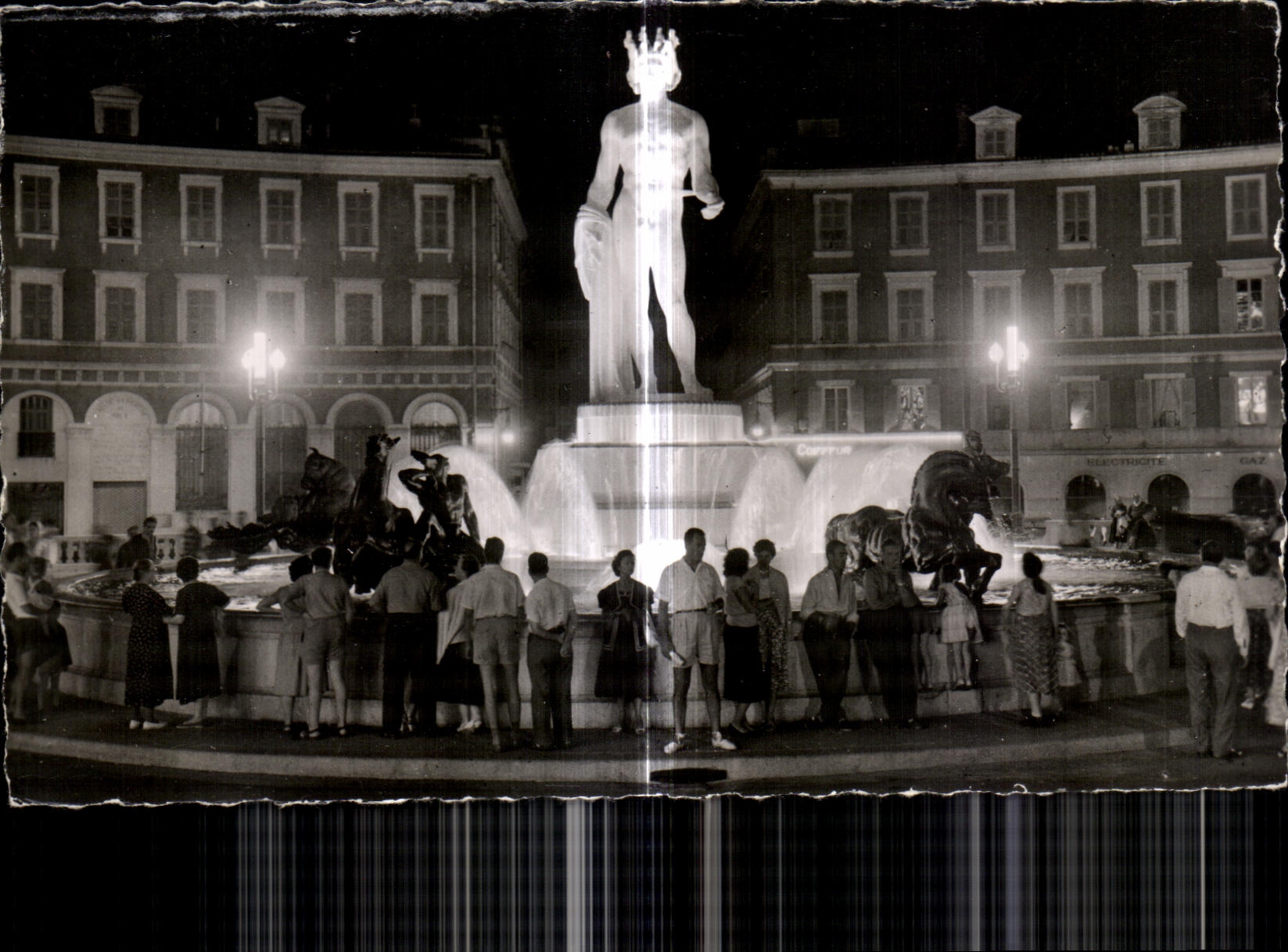 CPA Nice La Fontaine du Soleil la nuit