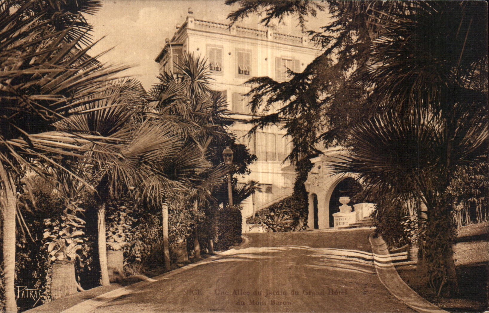 CPA Nice Une allee du jardin du Grand Hotel 